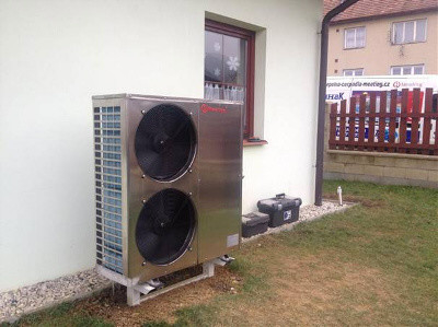 モノラル ブロックハウスの暖房のための太陽電気空気源のヒート ポンプの給湯装置に会うこと